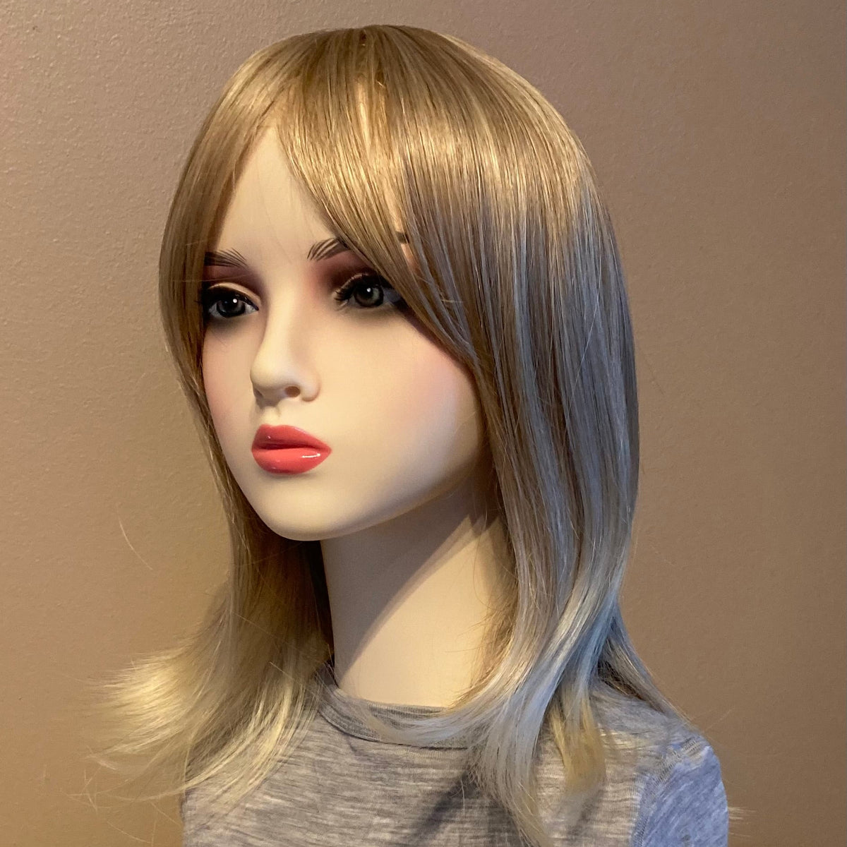 Elegant lang blond parykk med lug