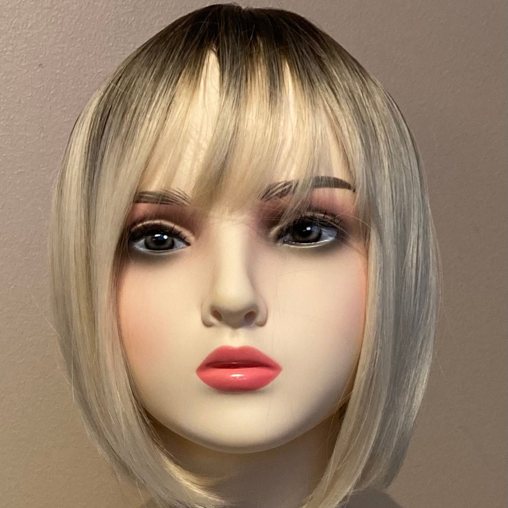 Elegant blond bob-parykk med pannelugg og mørk ettervekst