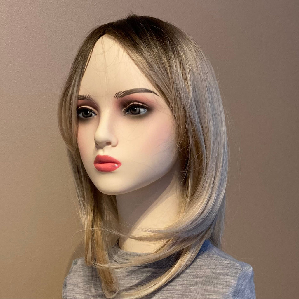 Lang blond parykk med highlights – lagdelt og naturlig