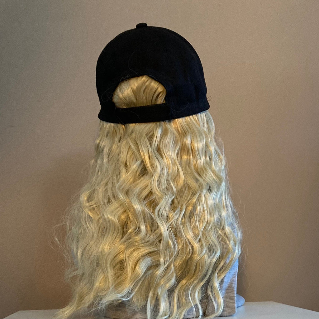 Caps med langt blondt bølgete hår