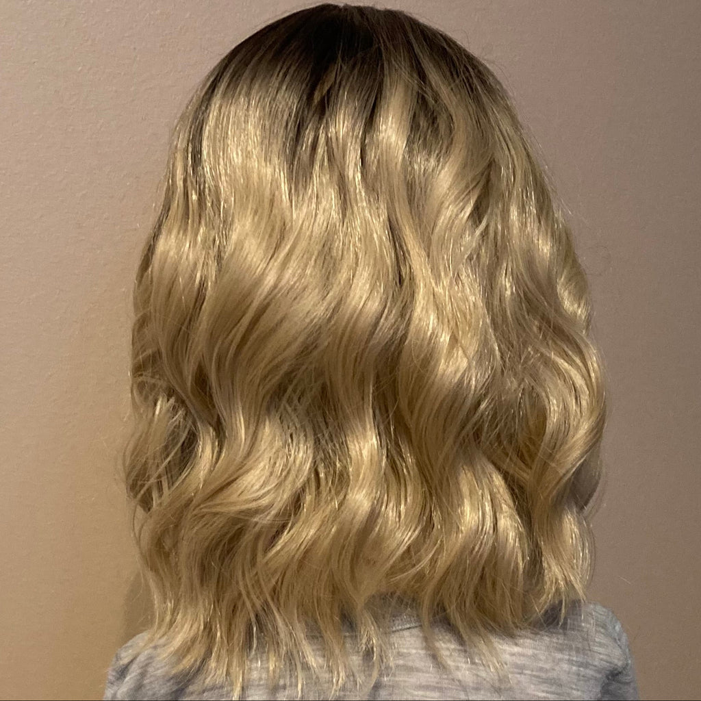 Elegant bølgete parykk i gyllen blond med pannelugg
