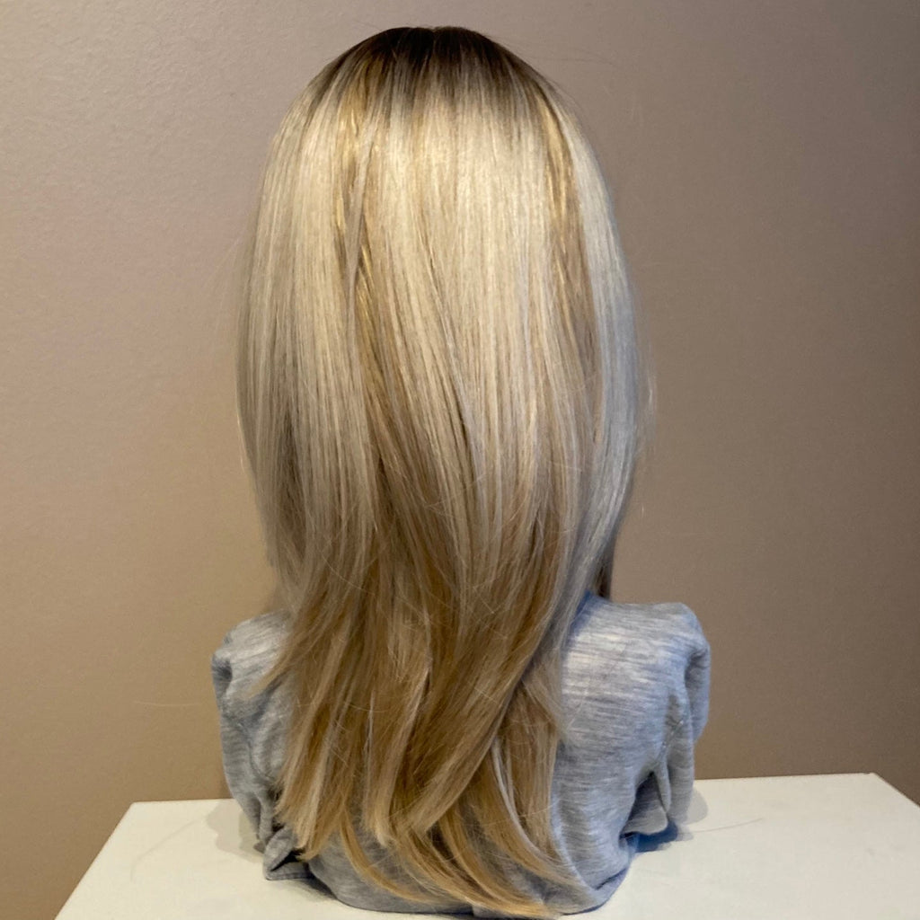 Lang blond parykk med highlights – lagdelt og naturlig
