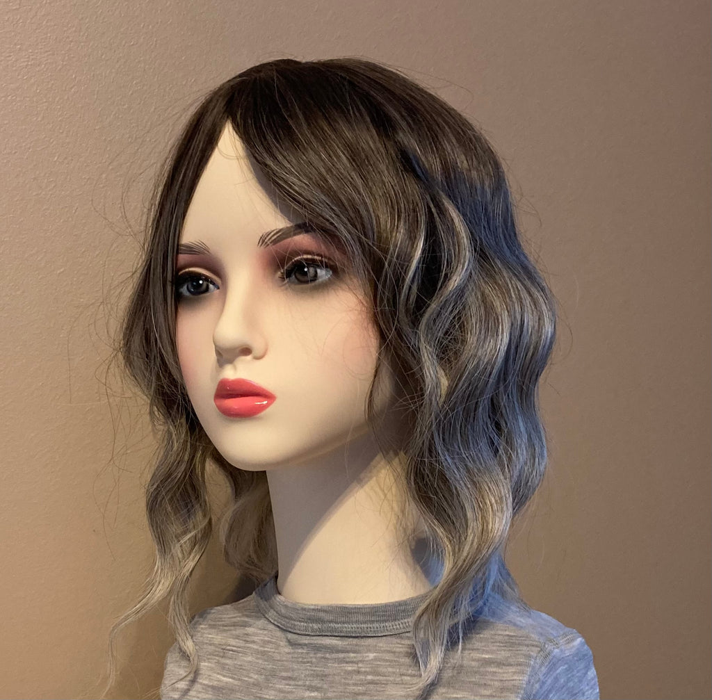 Bølgete skulderlang parykk – brun med mørke røtter
