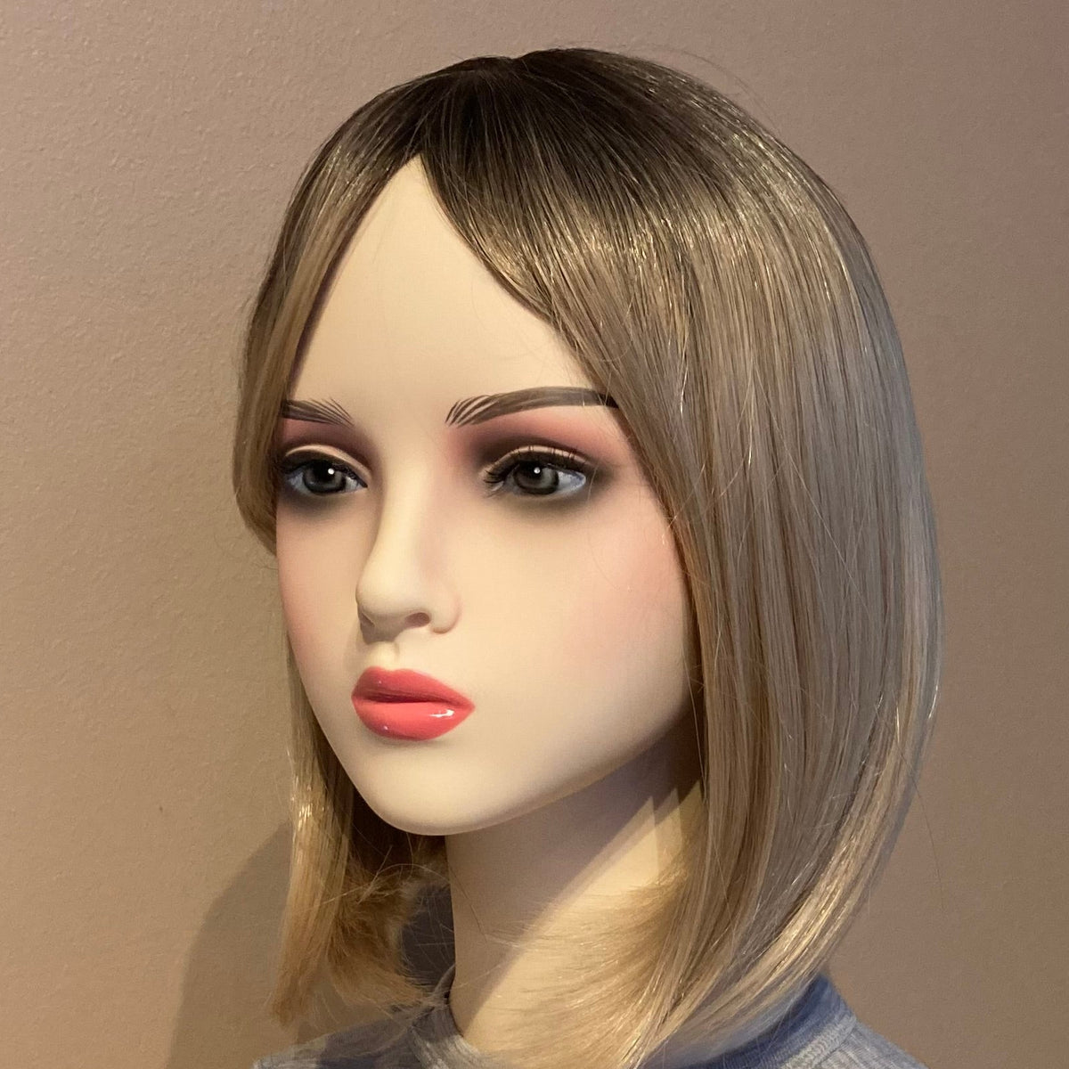 Elegant blond bob-parykk med mørk ettervekst