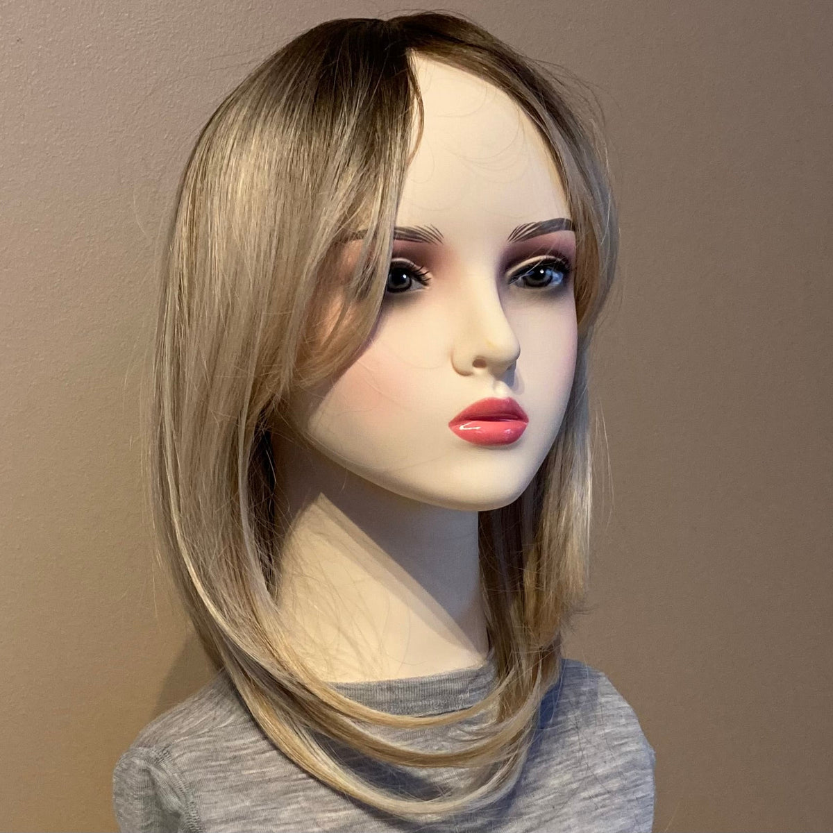 Lang blond parykk med highlights – lagdelt og naturlig