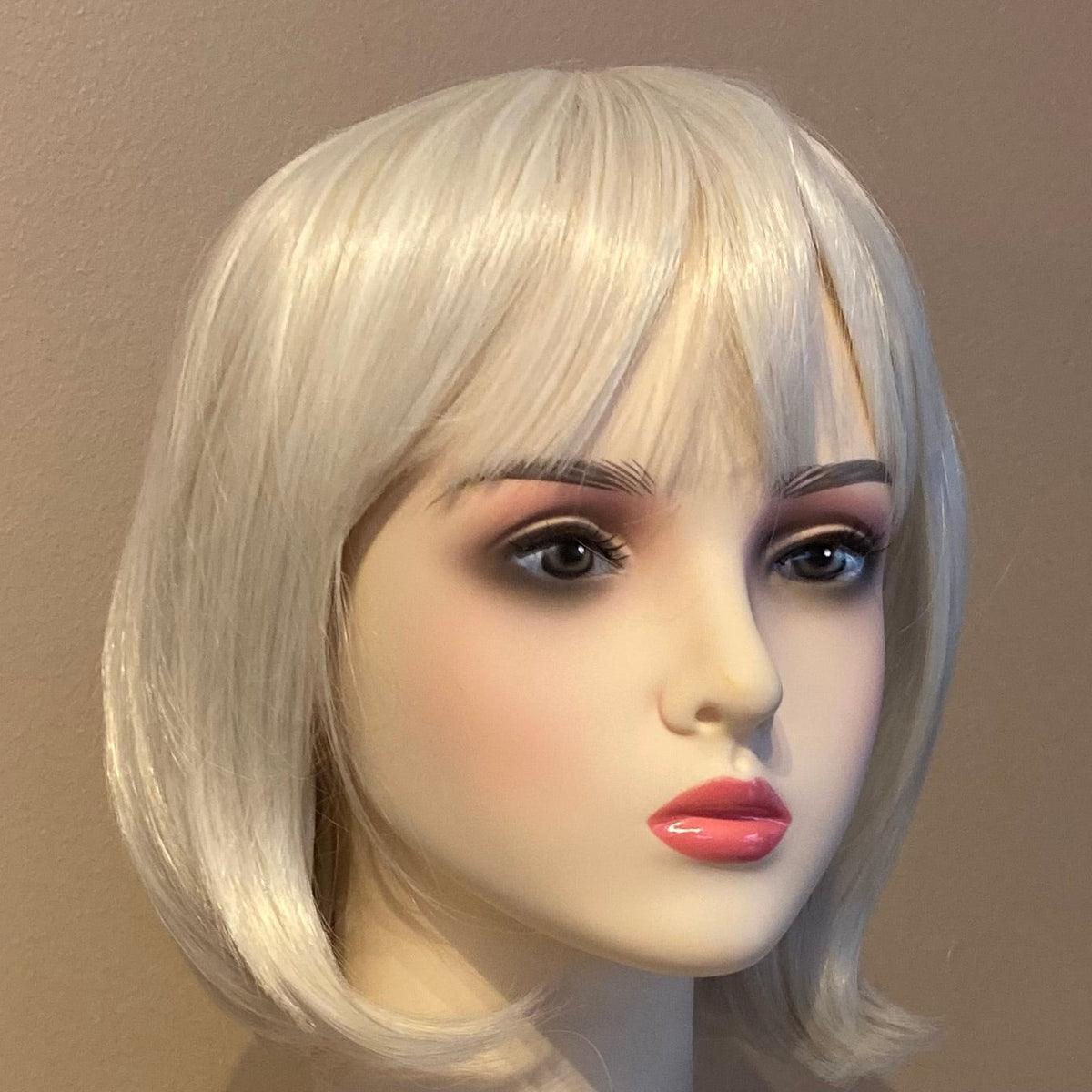 Elegant blond bob-parykk med pannelugg