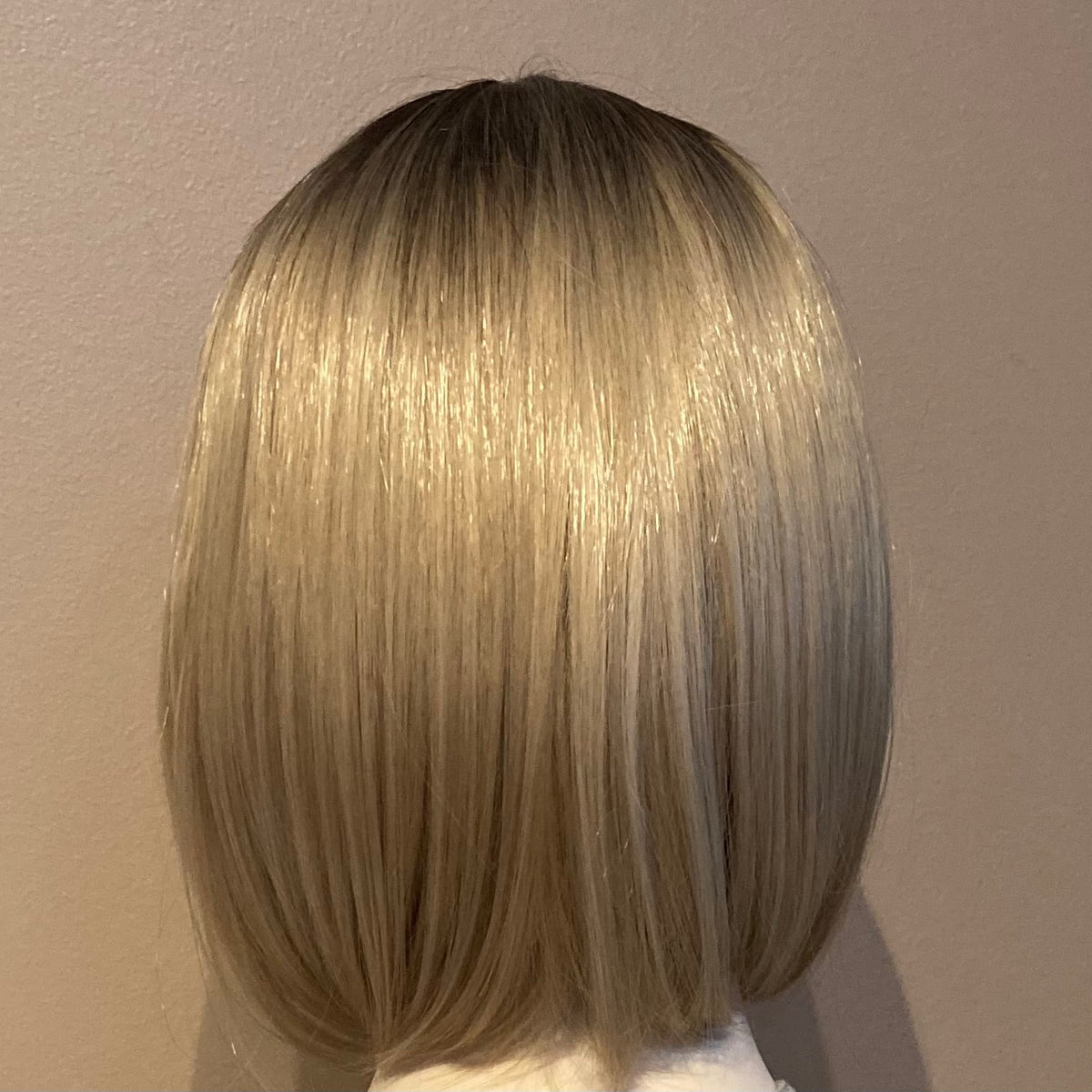 Elegant blond bob-parykk med mørk ettervekst