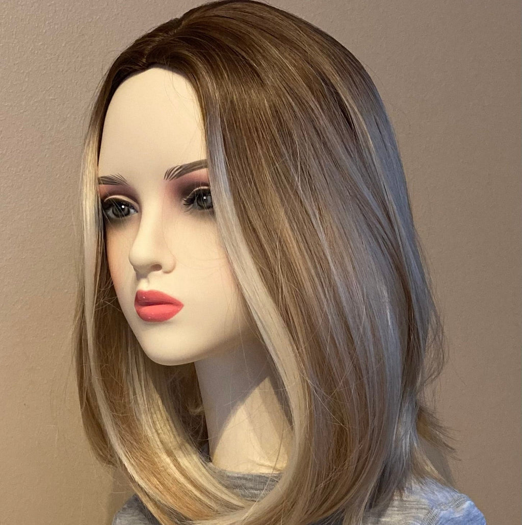 Elegant bob-parykk i ombre blond med highlights