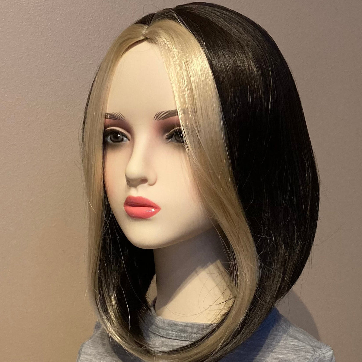 Elegant bob-parykk i svart og kobberbrun