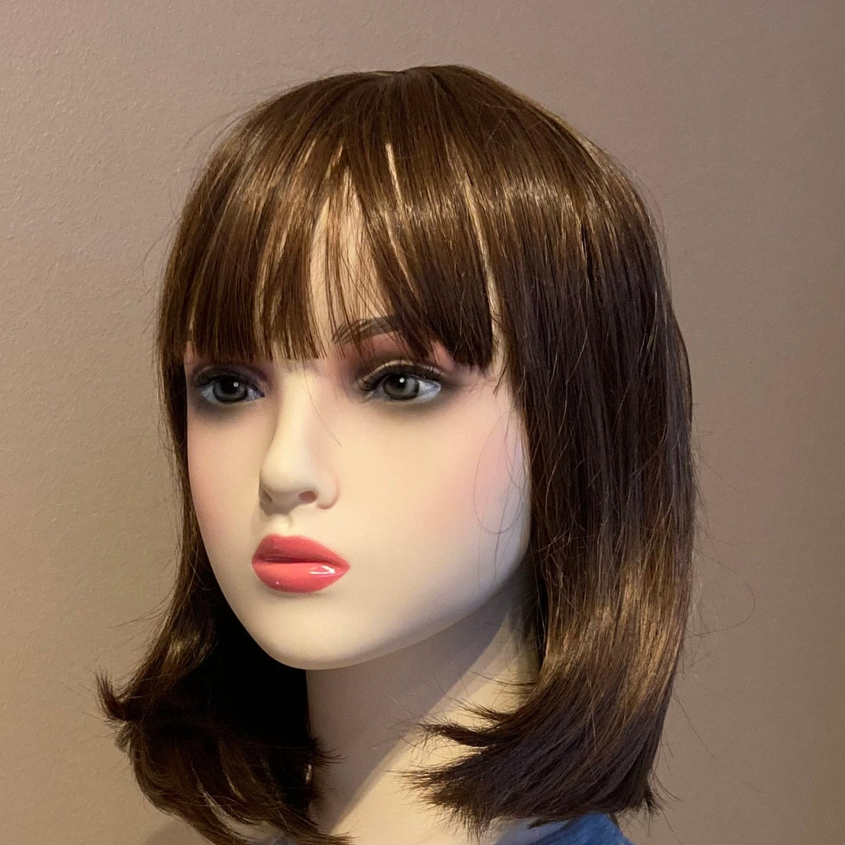 Elegant brun bob-parykk med pannelugg