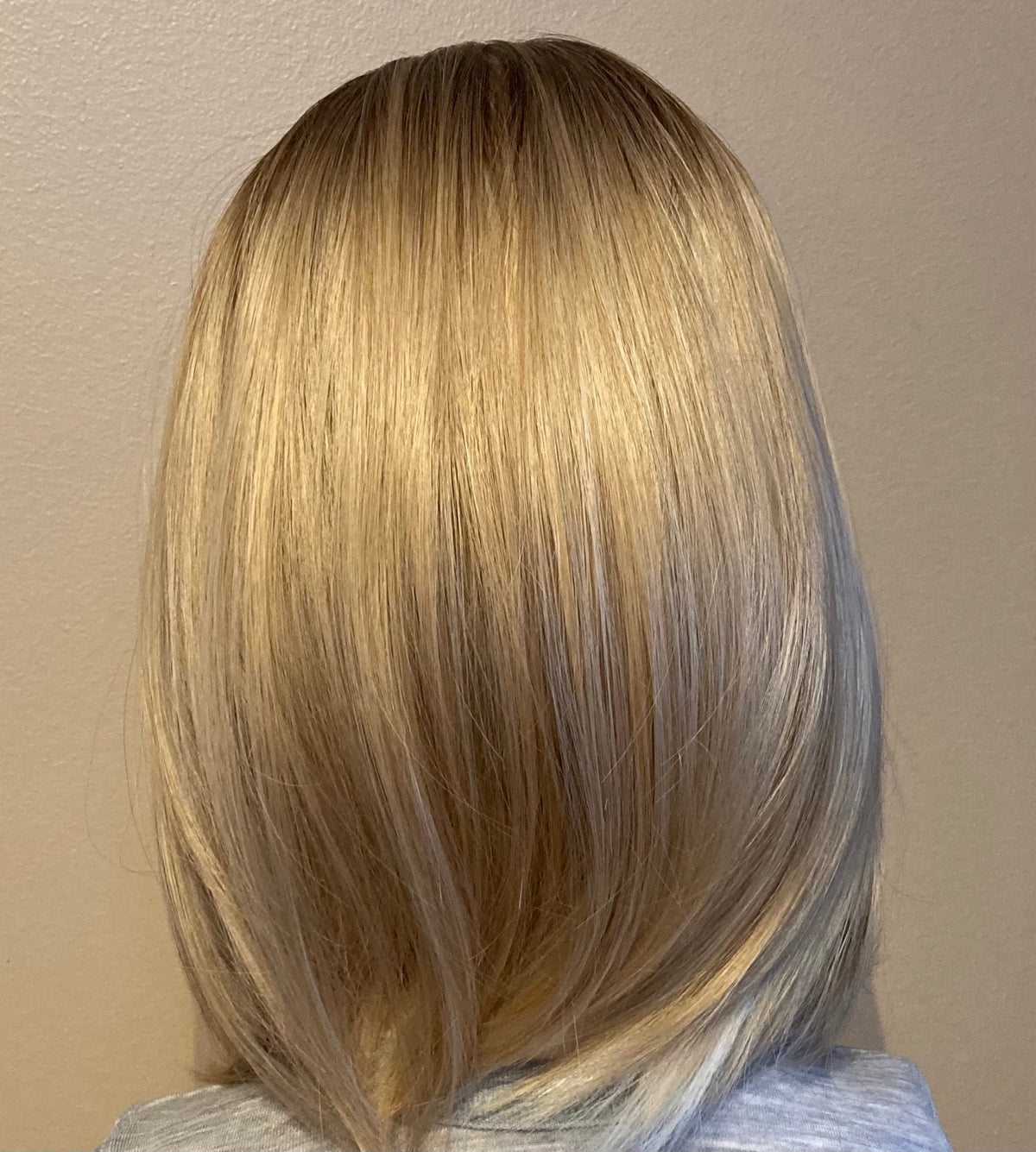 Elegant bob-parykk i ombre blond med highlights