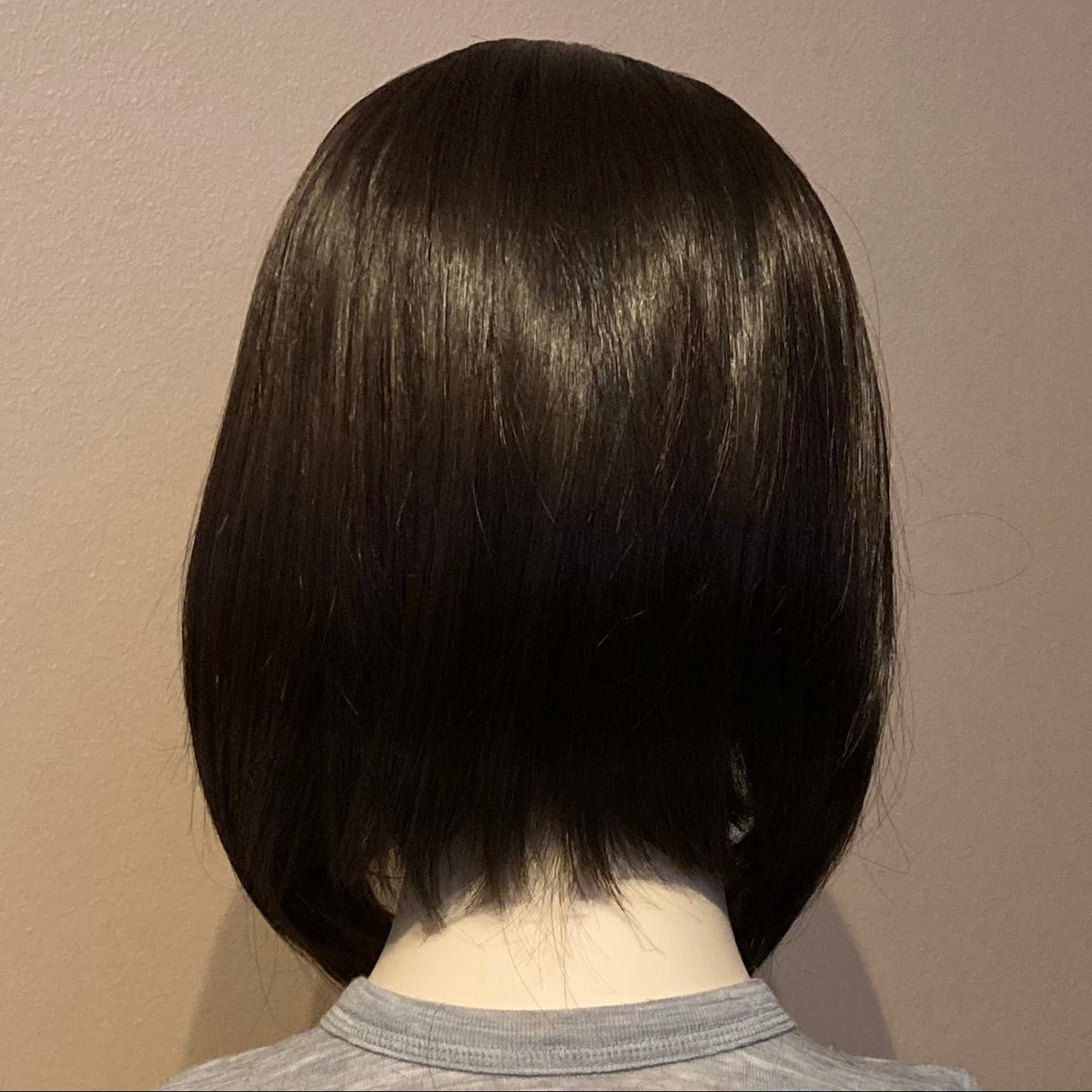 Elegant bob-parykk i svart og kobberbrun