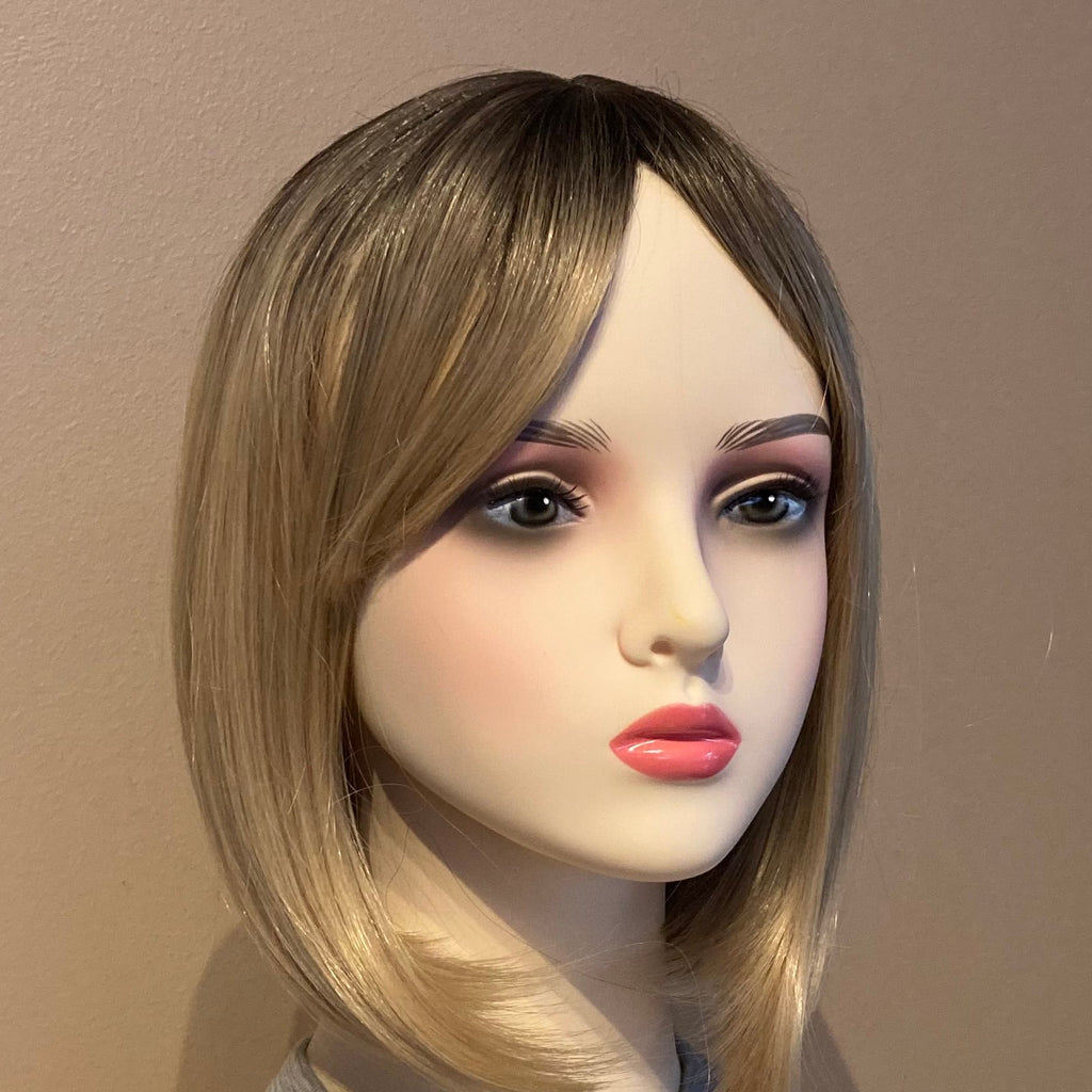Elegant blond bob-parykk med mørk ettervekst