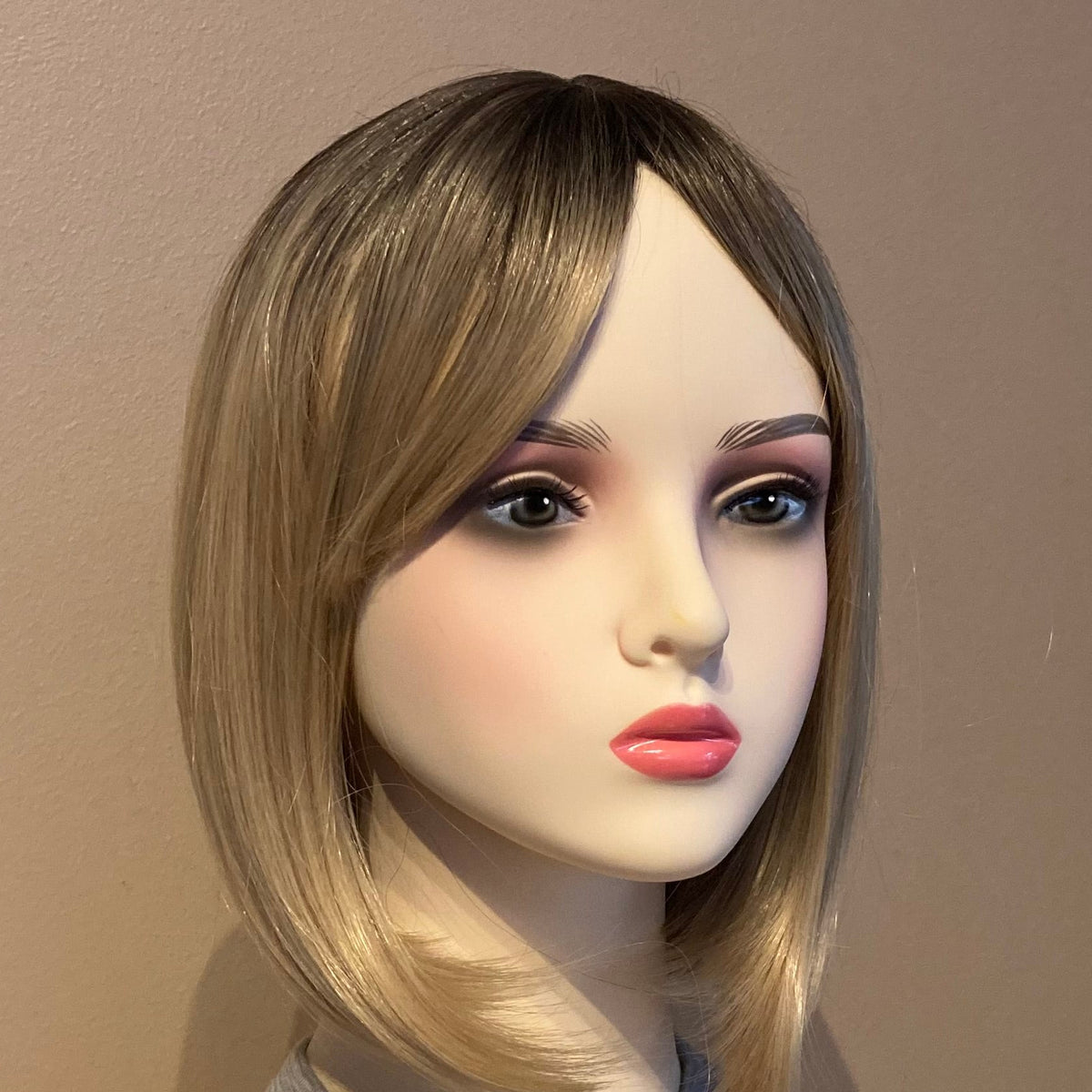 Elegant blond bob-parykk med mørk ettervekst