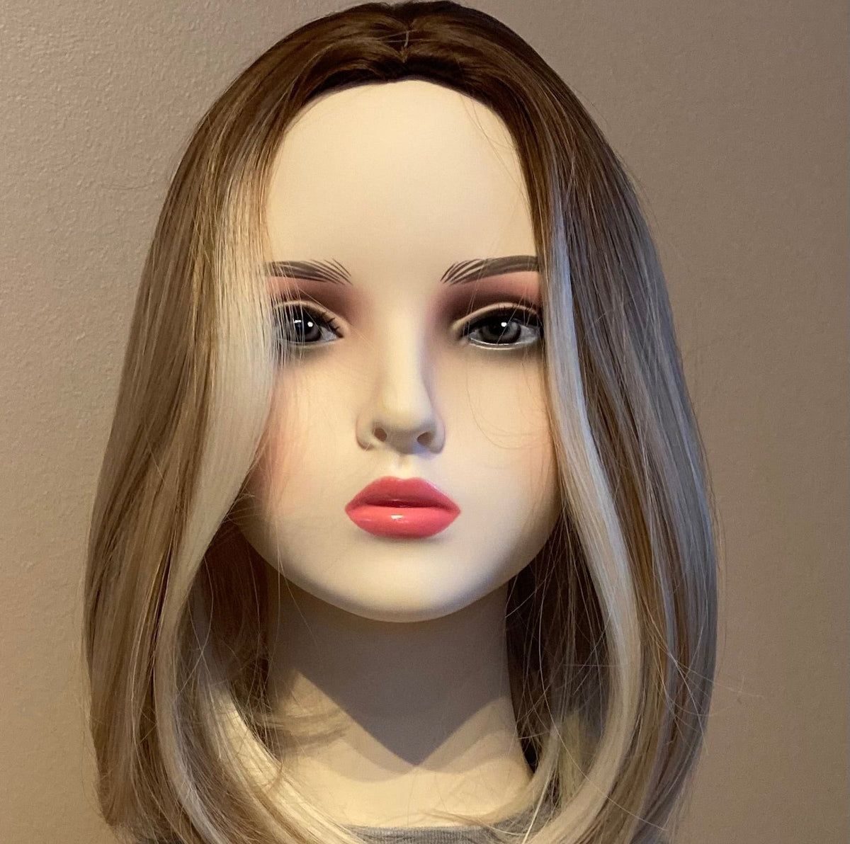 Elegant bob-parykk i ombre blond med highlights