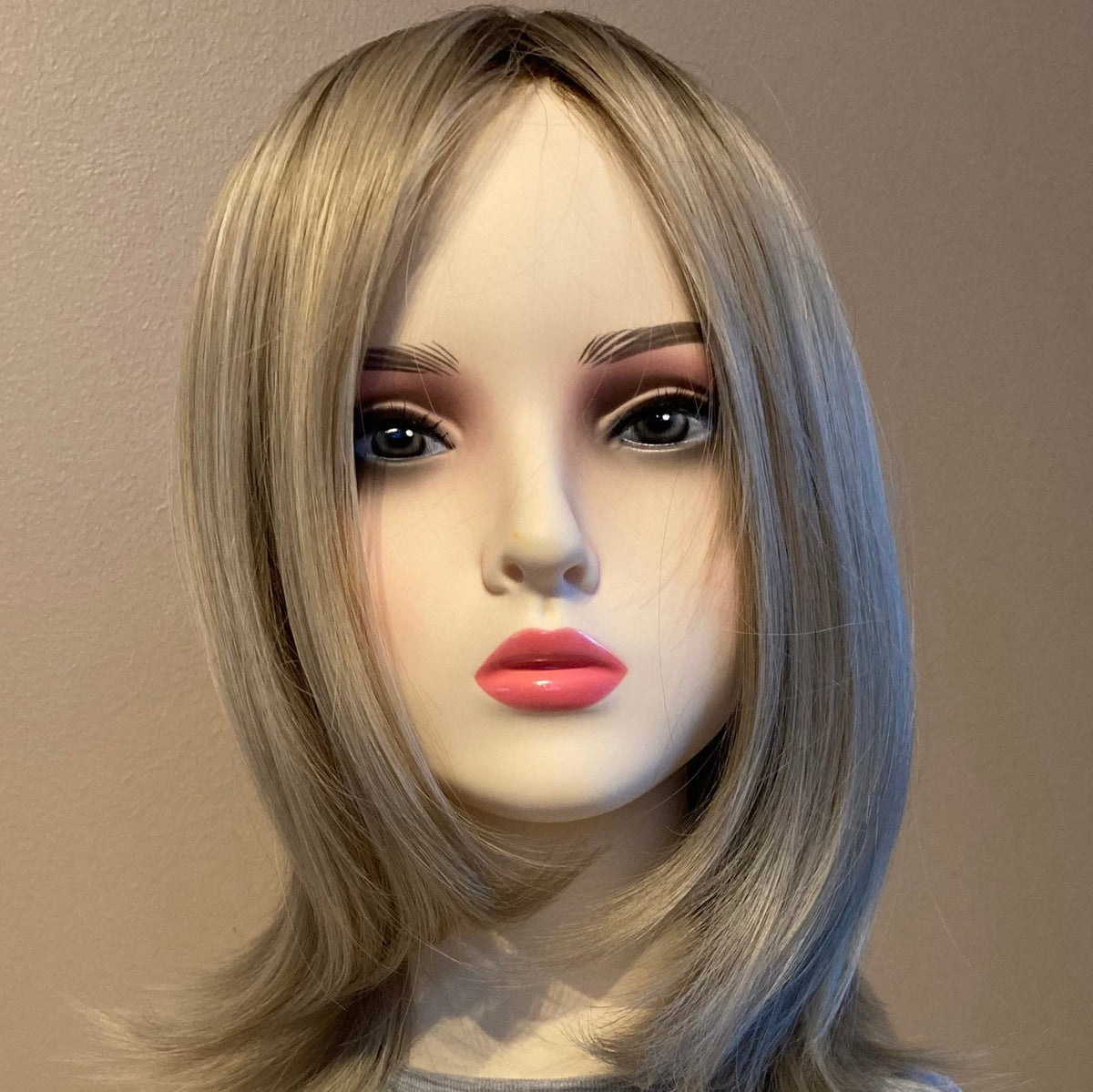 Elegant skulderlang bob-parykk i askeblond