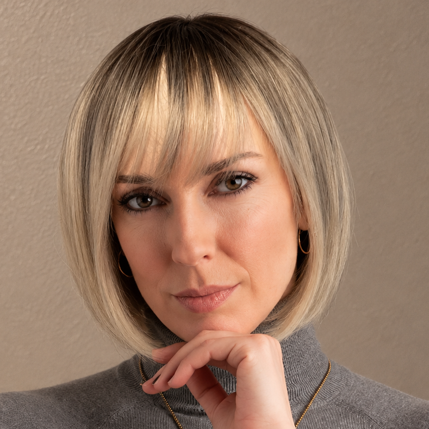 Elegant blond bob-parykk med pannelugg og mørk ettervekst