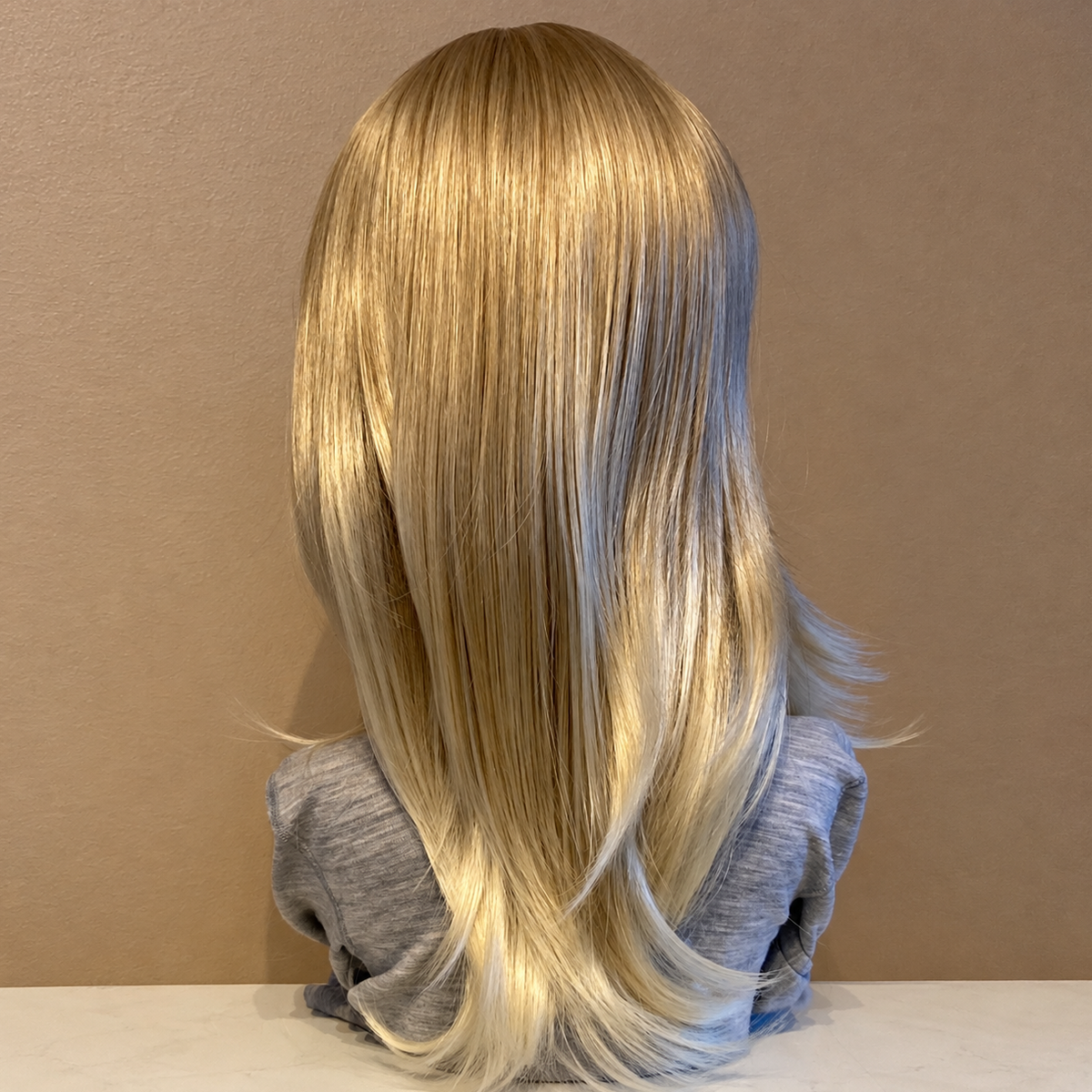 Elegant lang blond parykk med lug