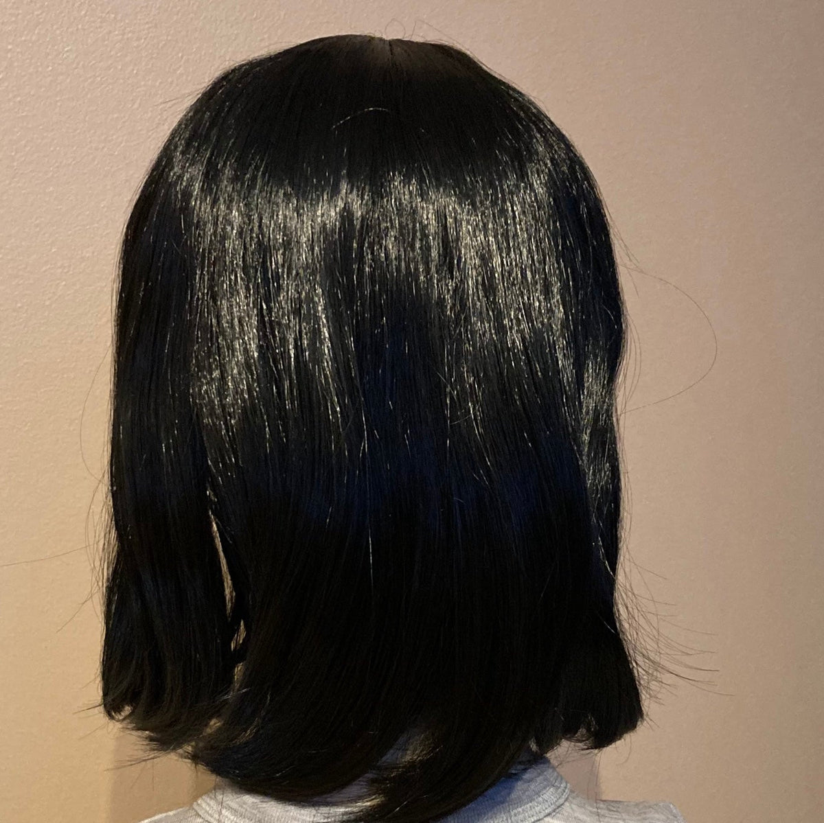 Elegant svart bob-parykk med midtskill
