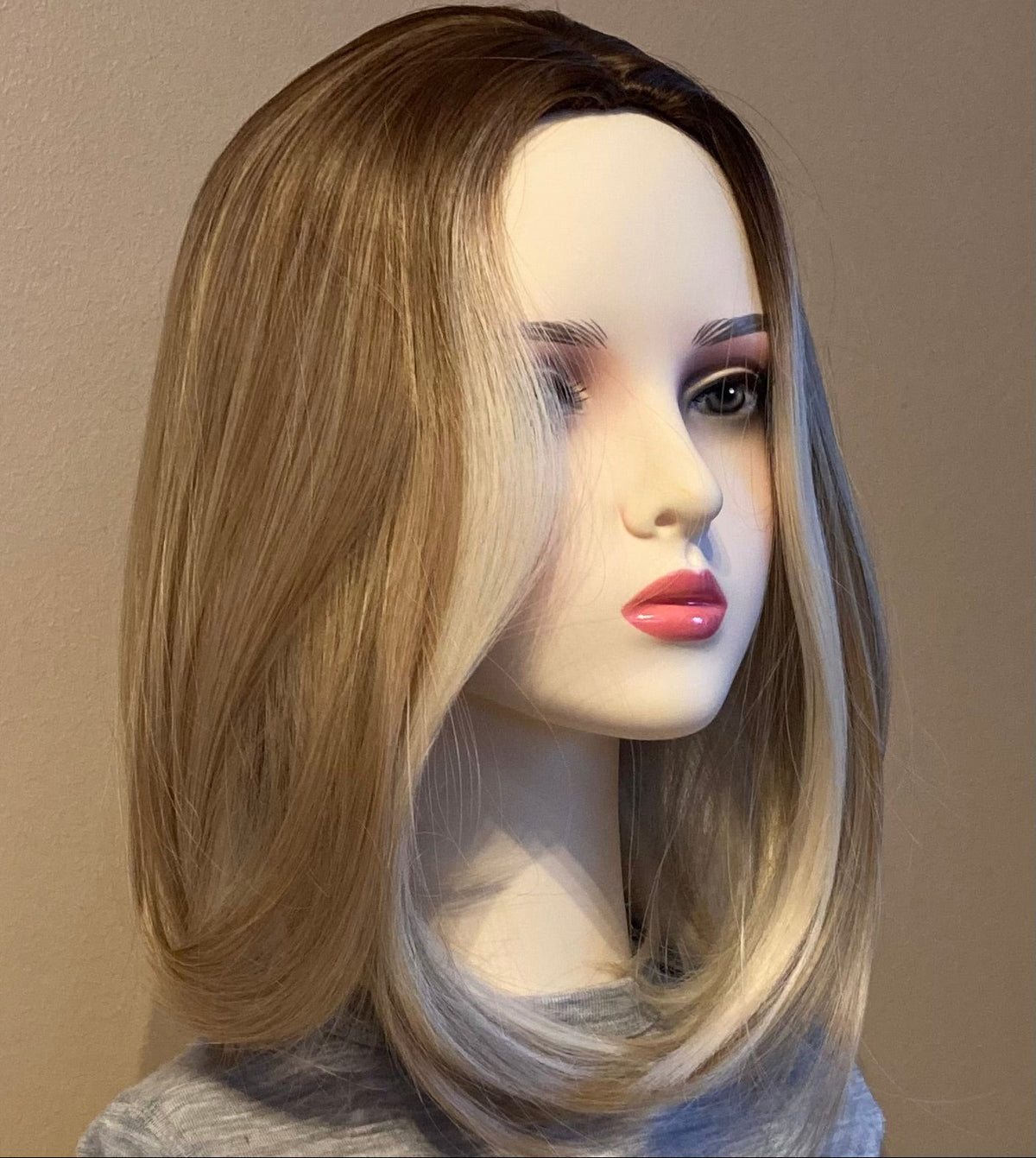 Elegant bob-parykk i ombre blond med highlights