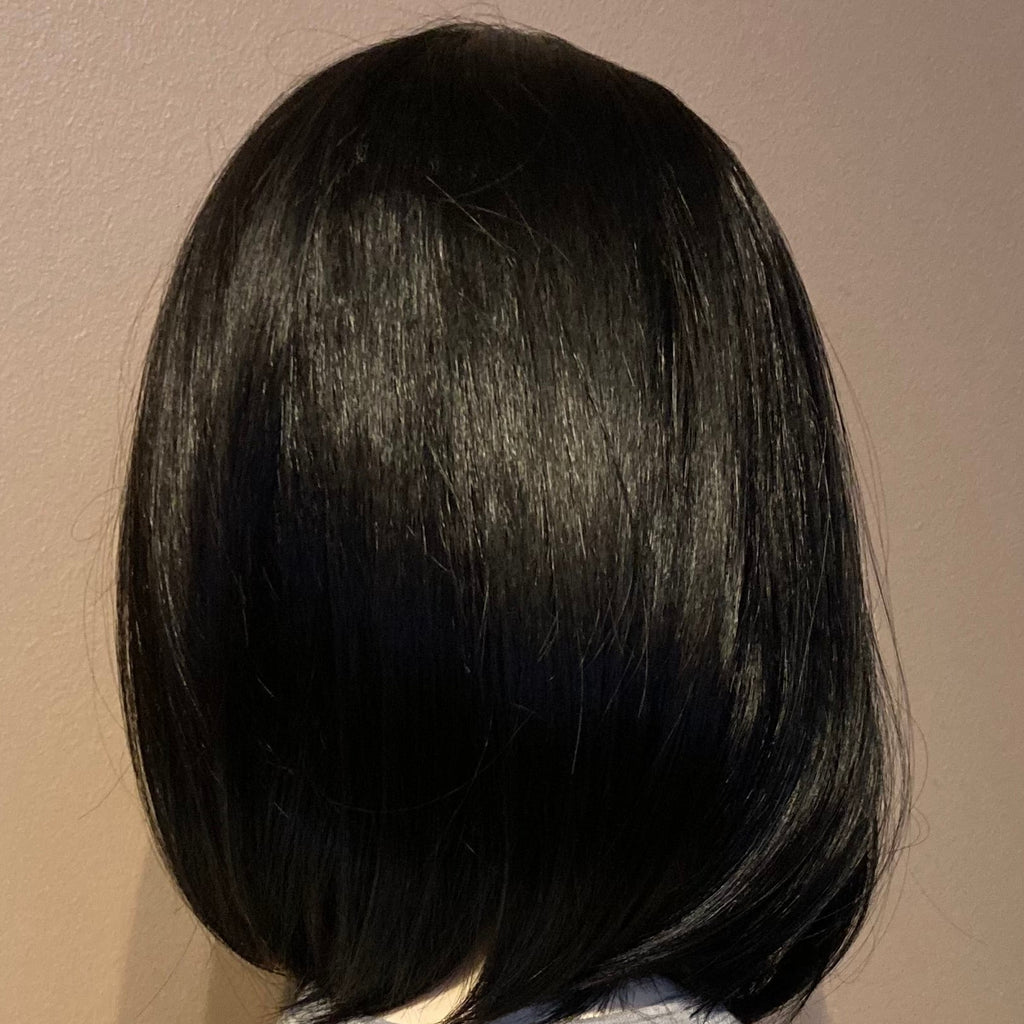Elegant bob-parykk i svart og kobberbrun