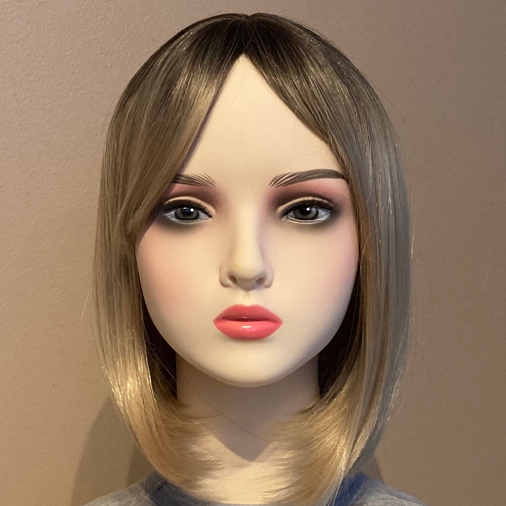 Elegant blond bob-parykk med mørk ettervekst