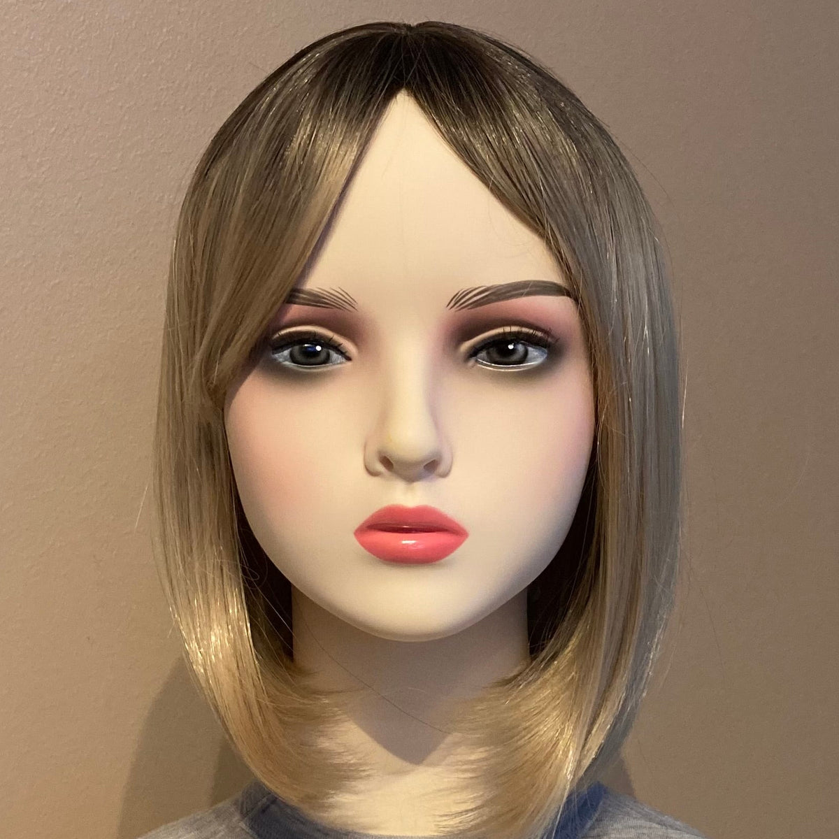 Elegant blond bob-parykk med mørk ettervekst
