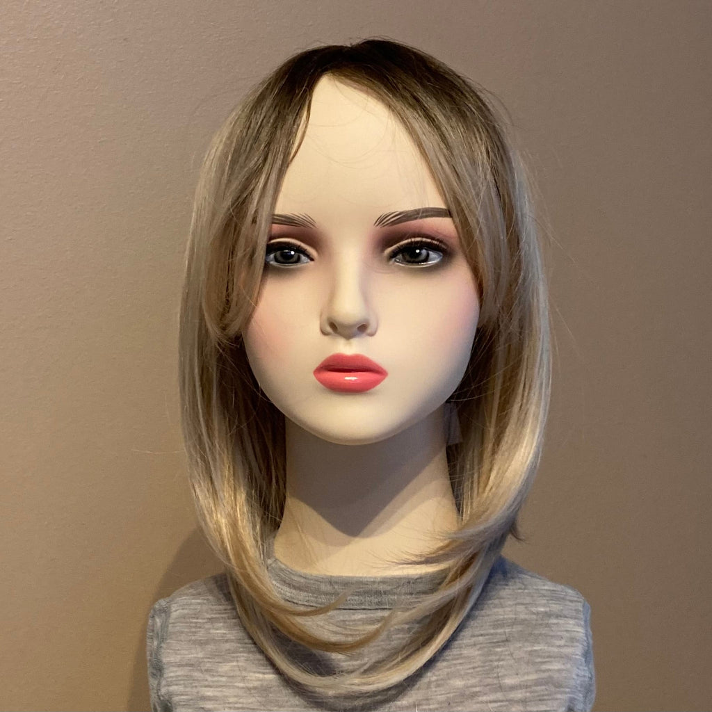 Lang blond parykk med highlights – lagdelt og naturlig