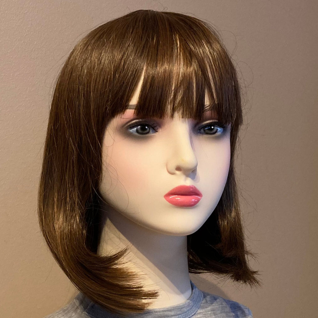 Elegant brun bob-parykk med pannelugg
