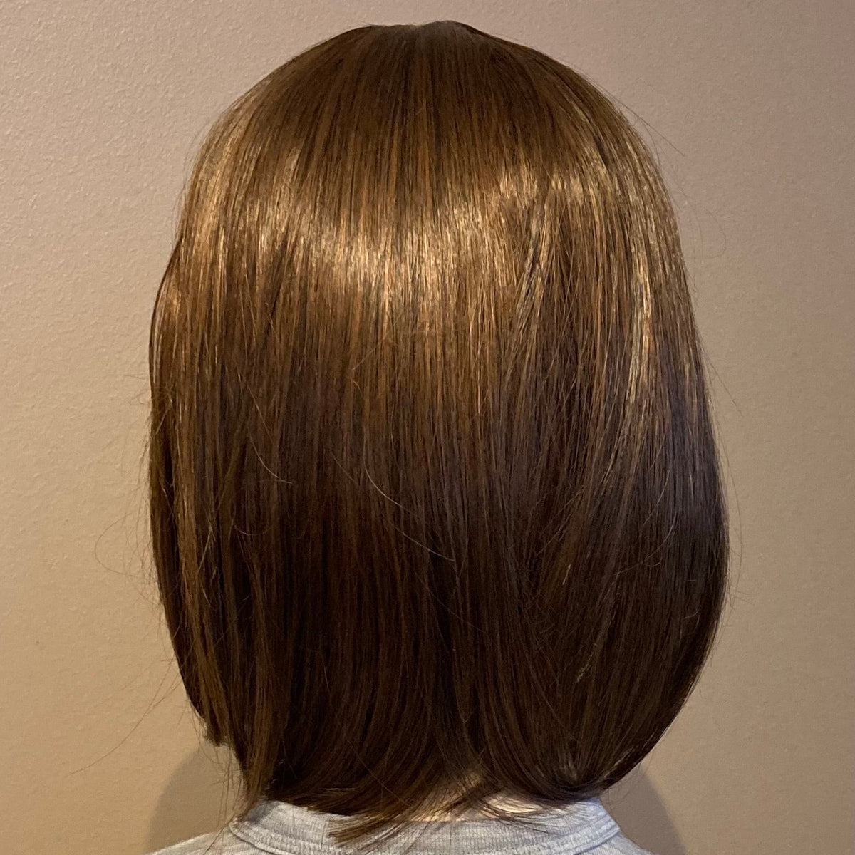 Elegant brun bob-parykk med pannelugg