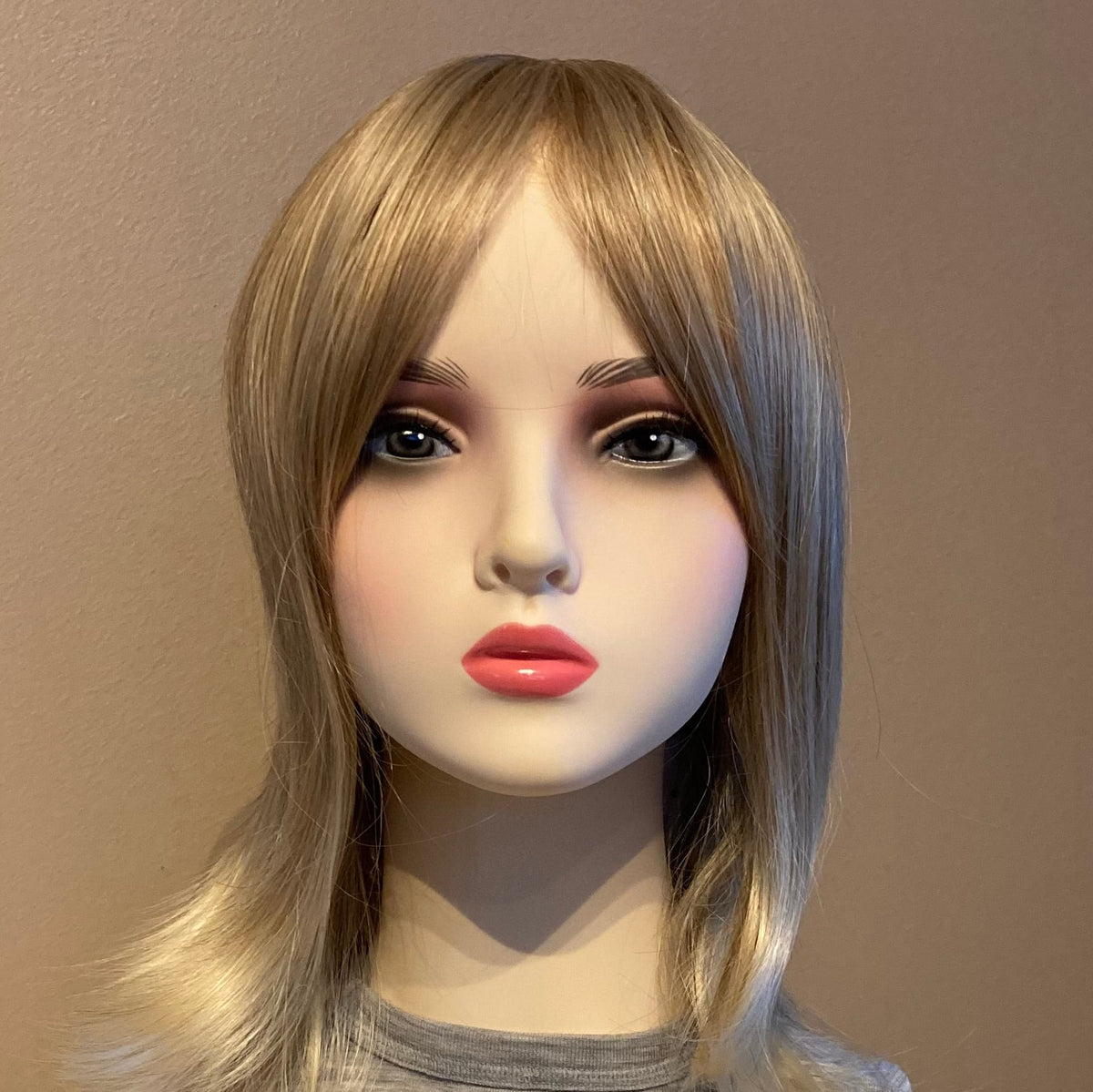 Elegant lang blond parykk med lug