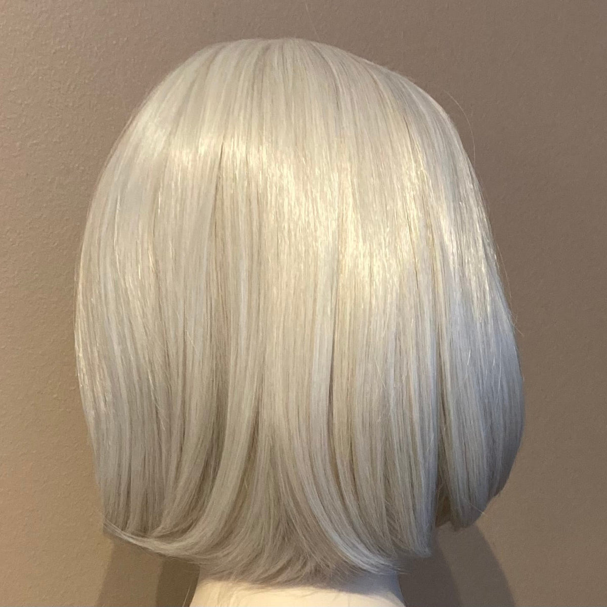 Elegant blond bob-parykk med pannelugg