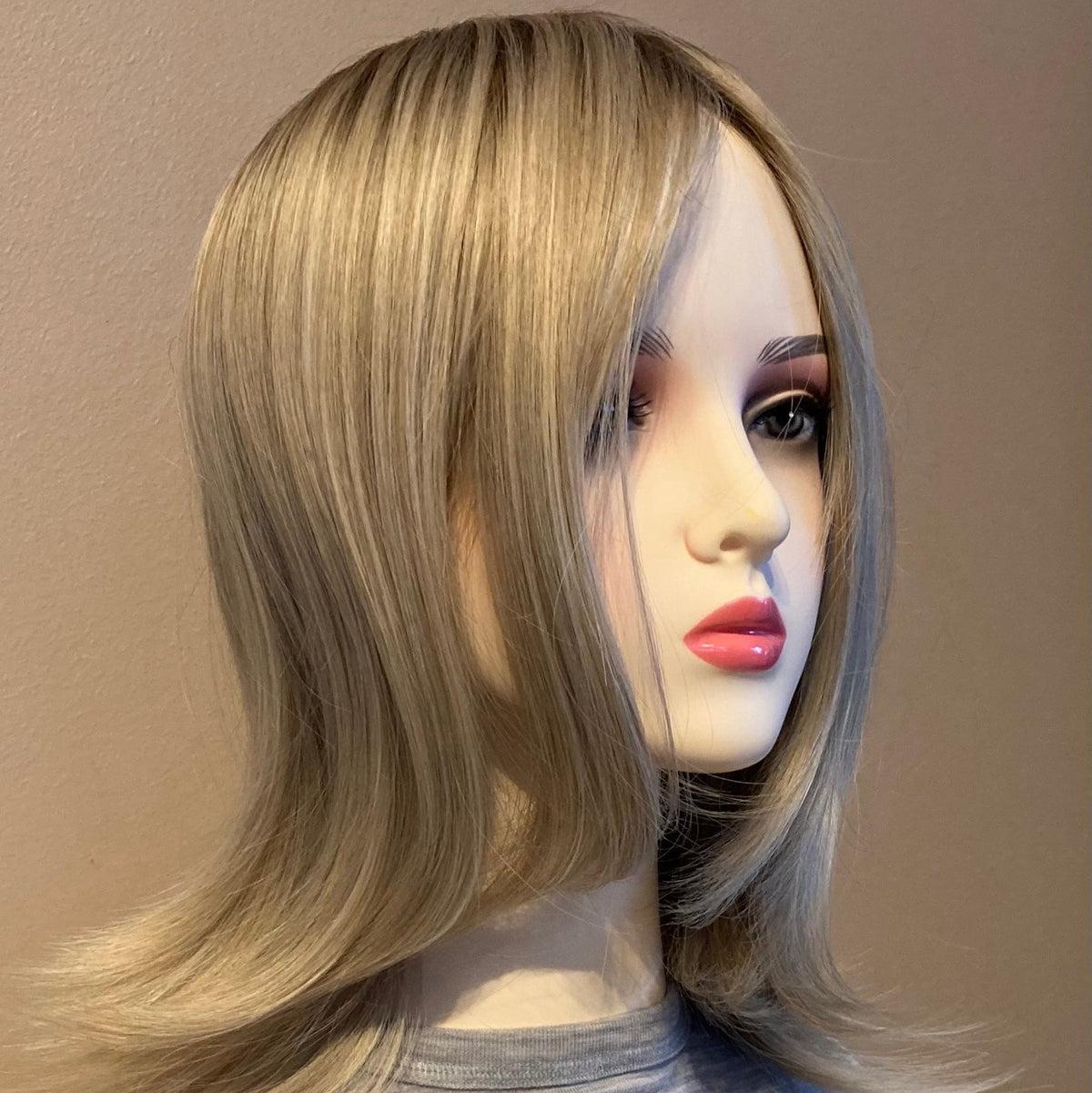 Elegant skulderlang bob-parykk i askeblond